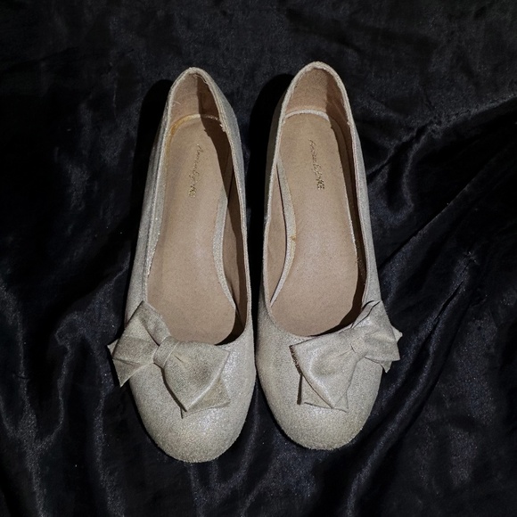 American Eagle Light Gold Glitter Bow Heels Size 6 - Picture 2 of 6